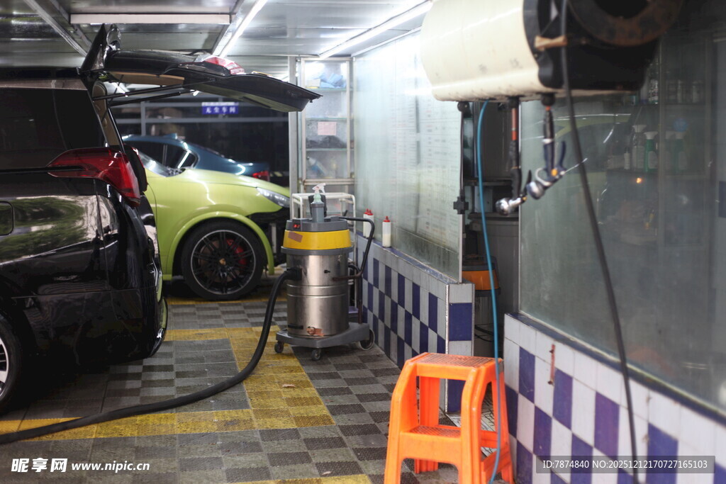 汽车美容店内的维修场景