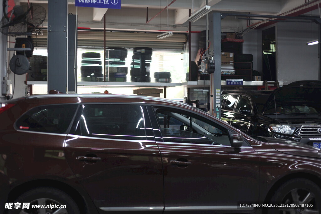 汽车在维修车间进行保养