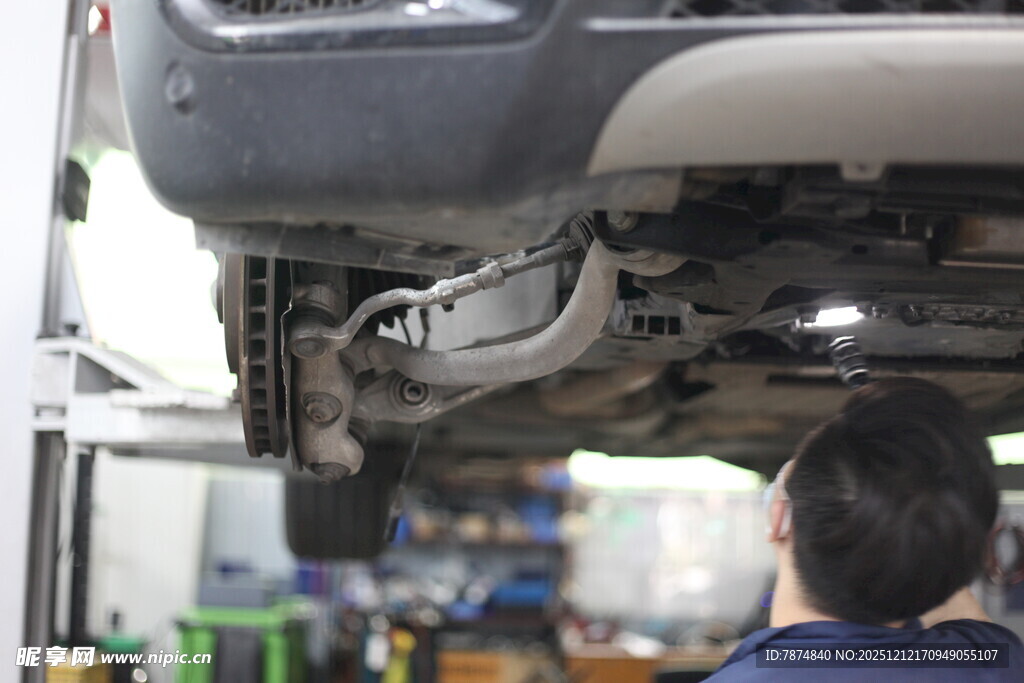 工人检修汽车底盘