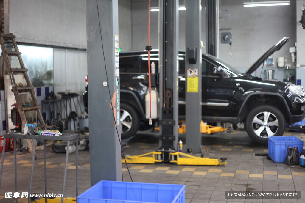 汽车维修车间内景