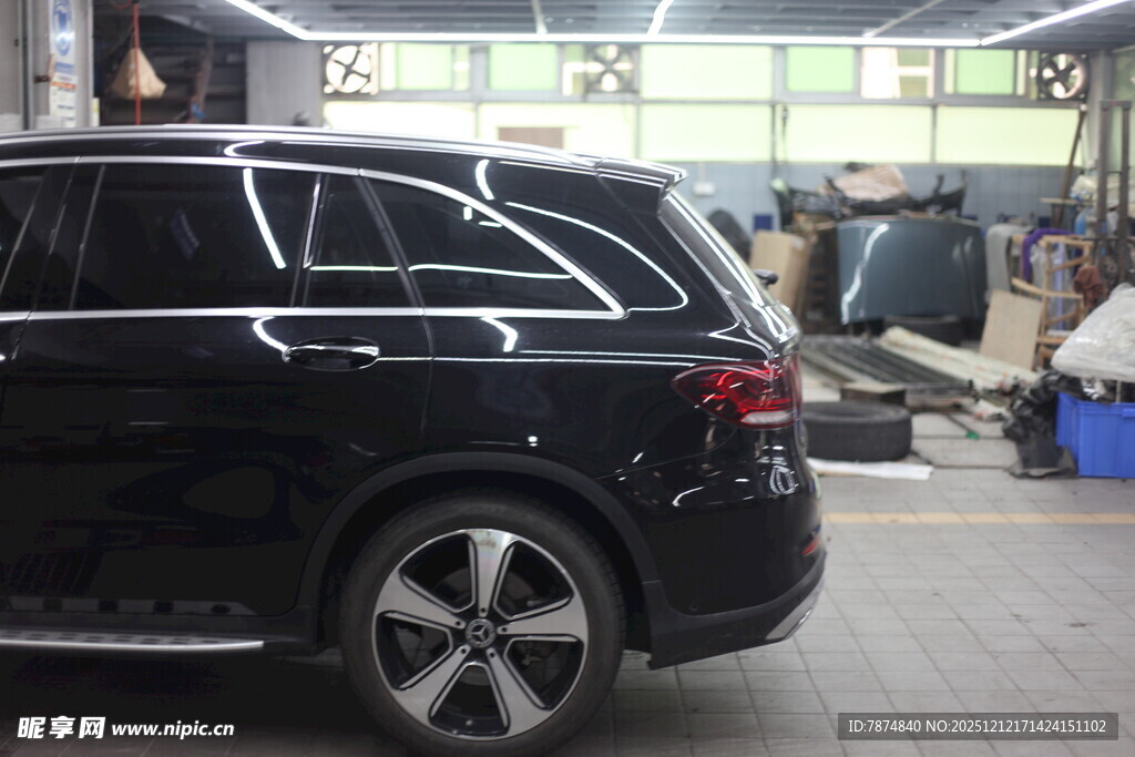 黑色汽车于车间维修保养