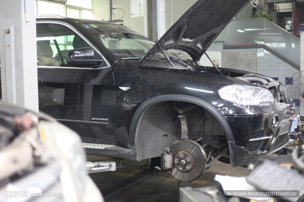 汽车维修中引擎盖已打开