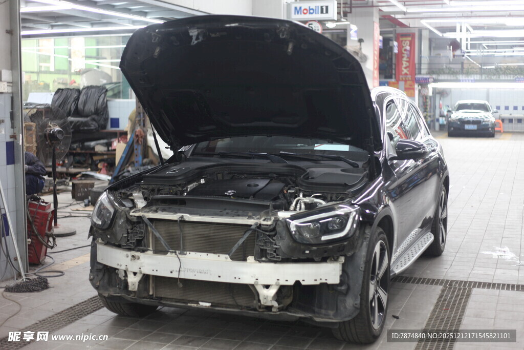 汽车维修车间内检修车辆