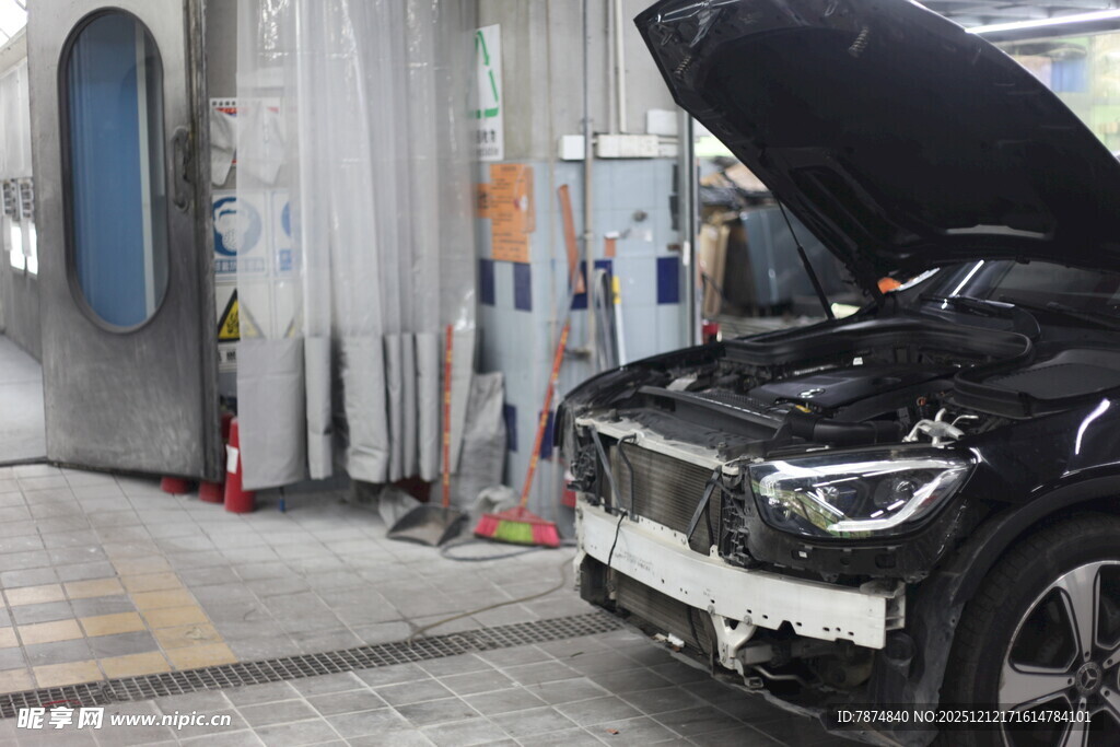 汽车维修车间内的检修车辆