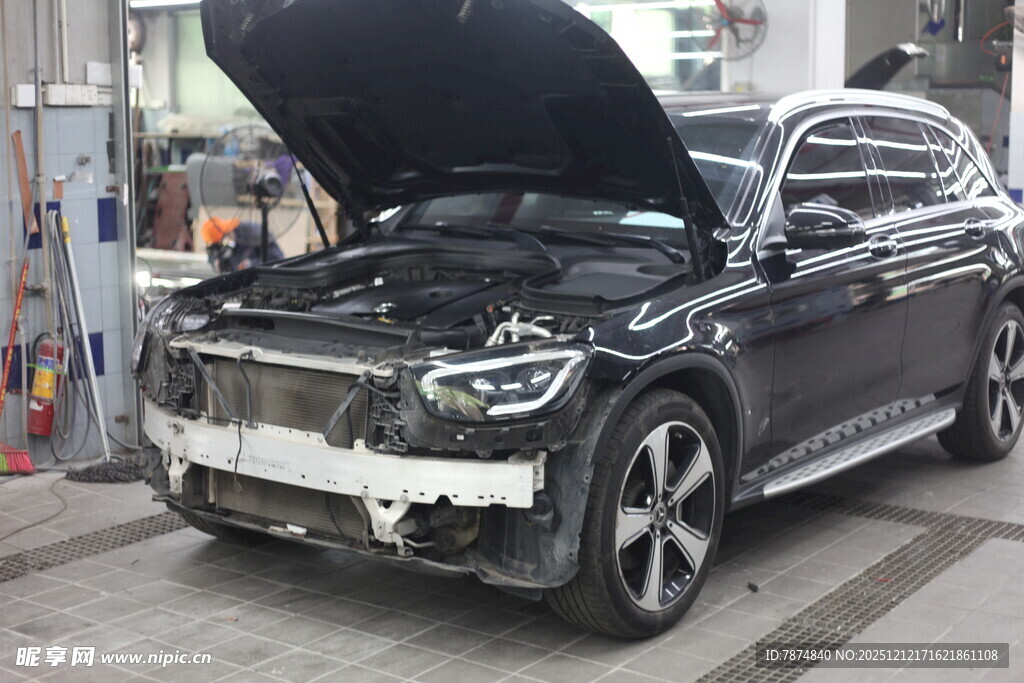 黑色汽车维修中