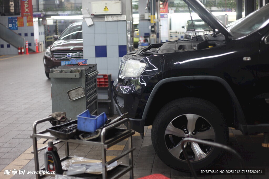 汽车维修车间内的维修场景