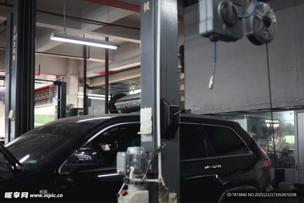 汽车维修车间内的车辆
