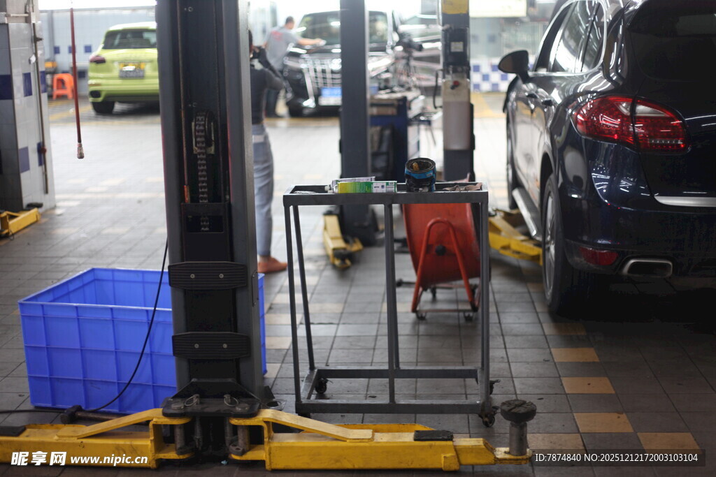 汽车维修车间设备场景