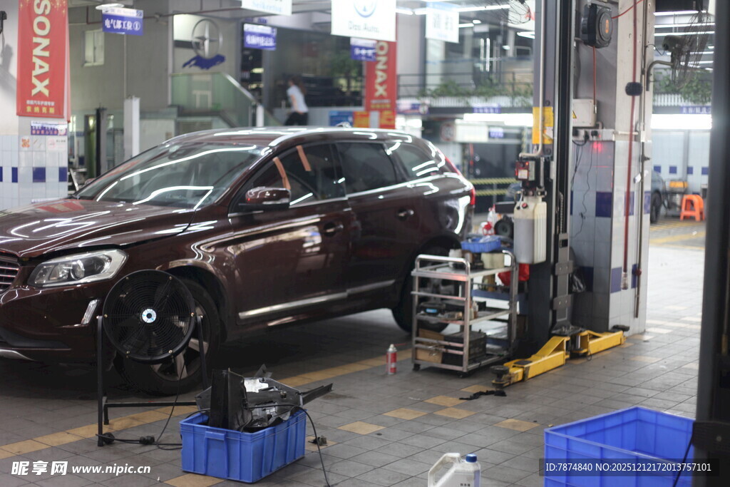 汽车维修车间内的维修场景