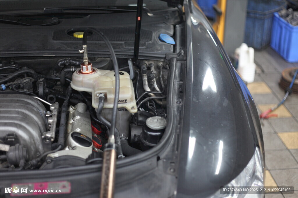 汽车引擎维修场景