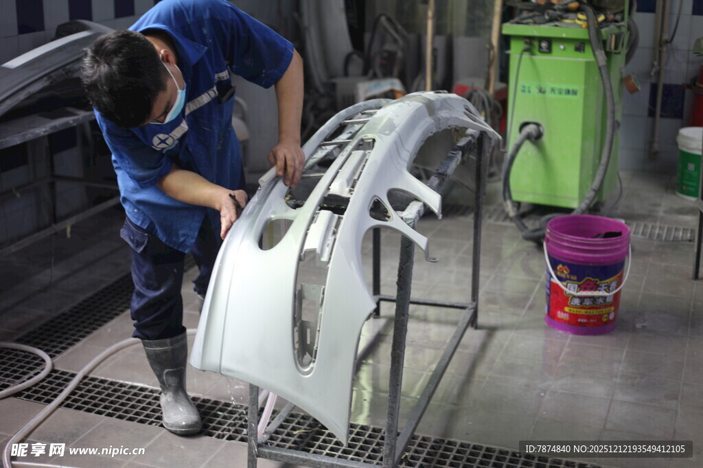 工人专注维修汽车部件