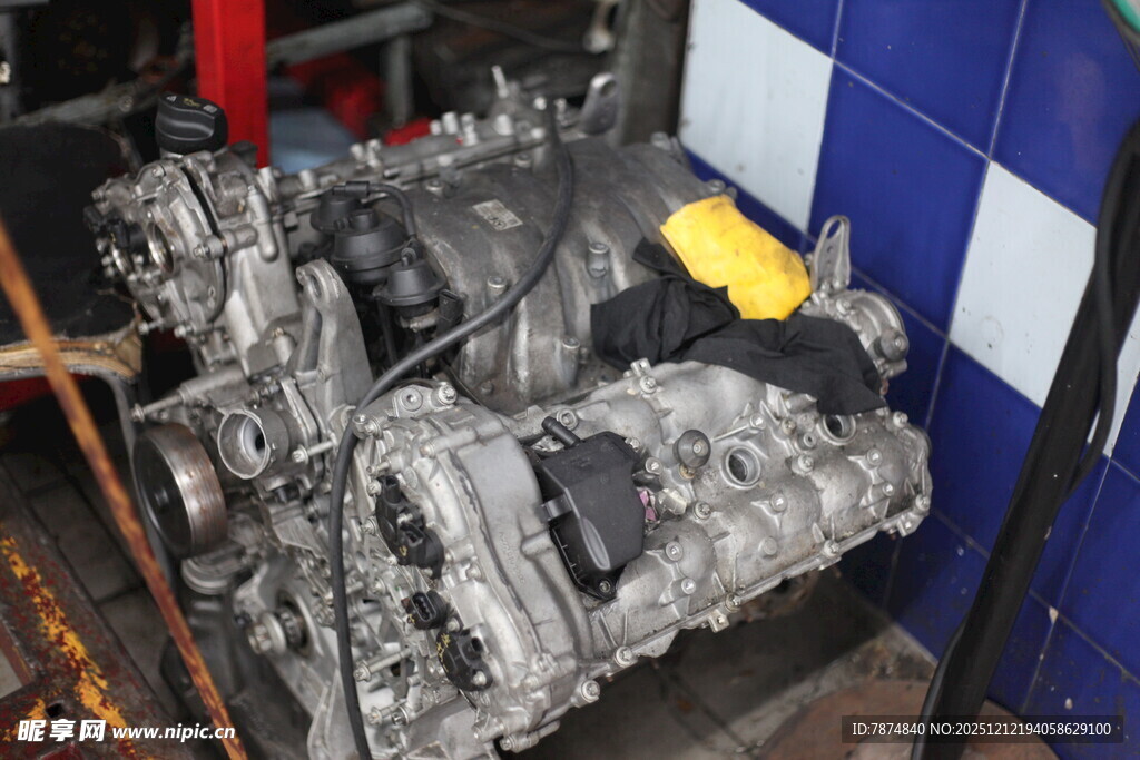 汽车发动机拆解部件展示