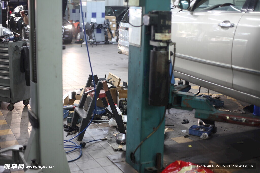 汽车维修车间作业场景
