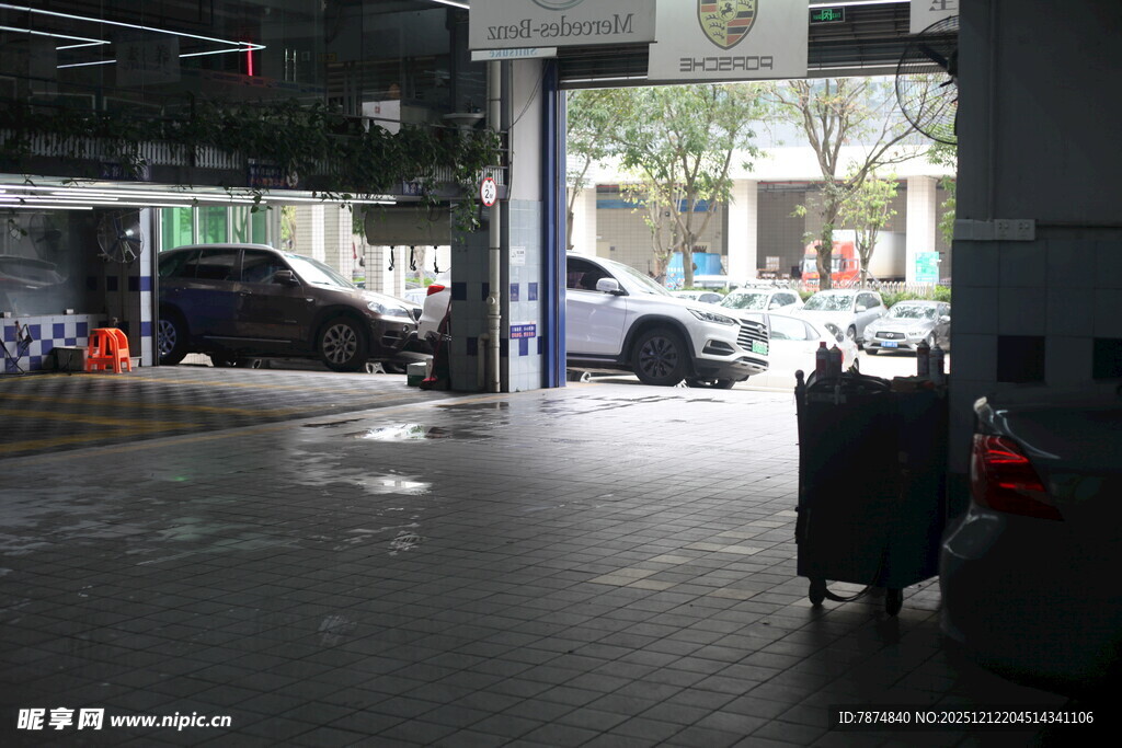 地下停车场内车辆停放场景