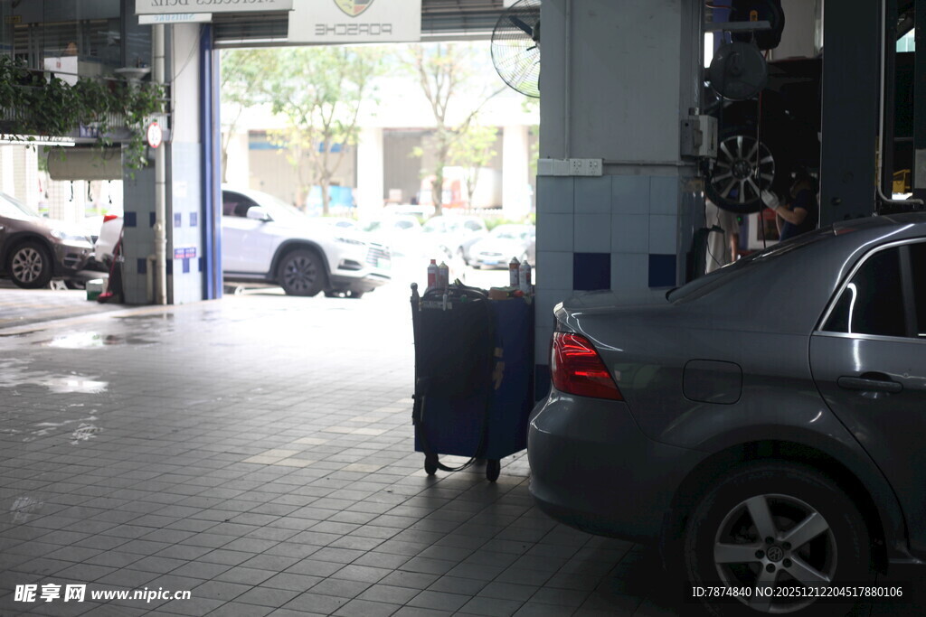 汽车在维修车间进行检修