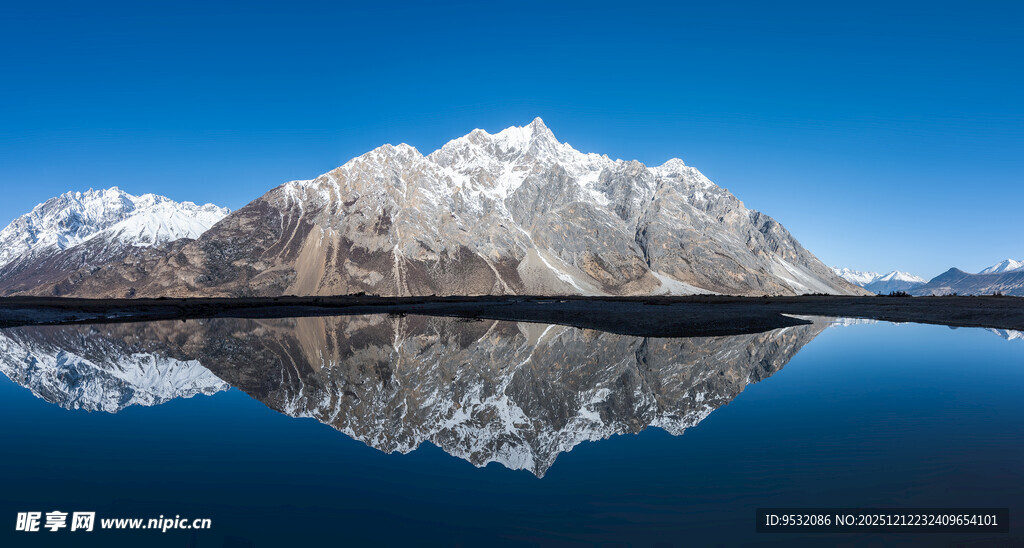 雪山蓝天湖水摄影
