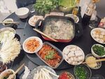 丰盛火锅食材摆满一桌