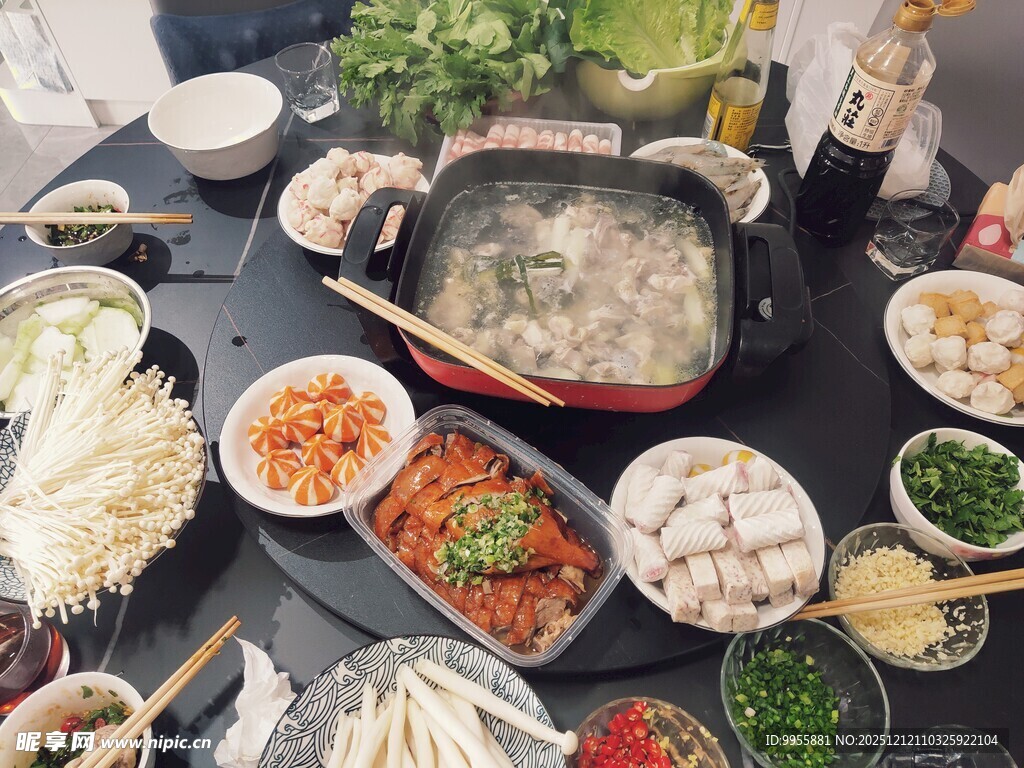 丰盛火锅食材摆满一桌