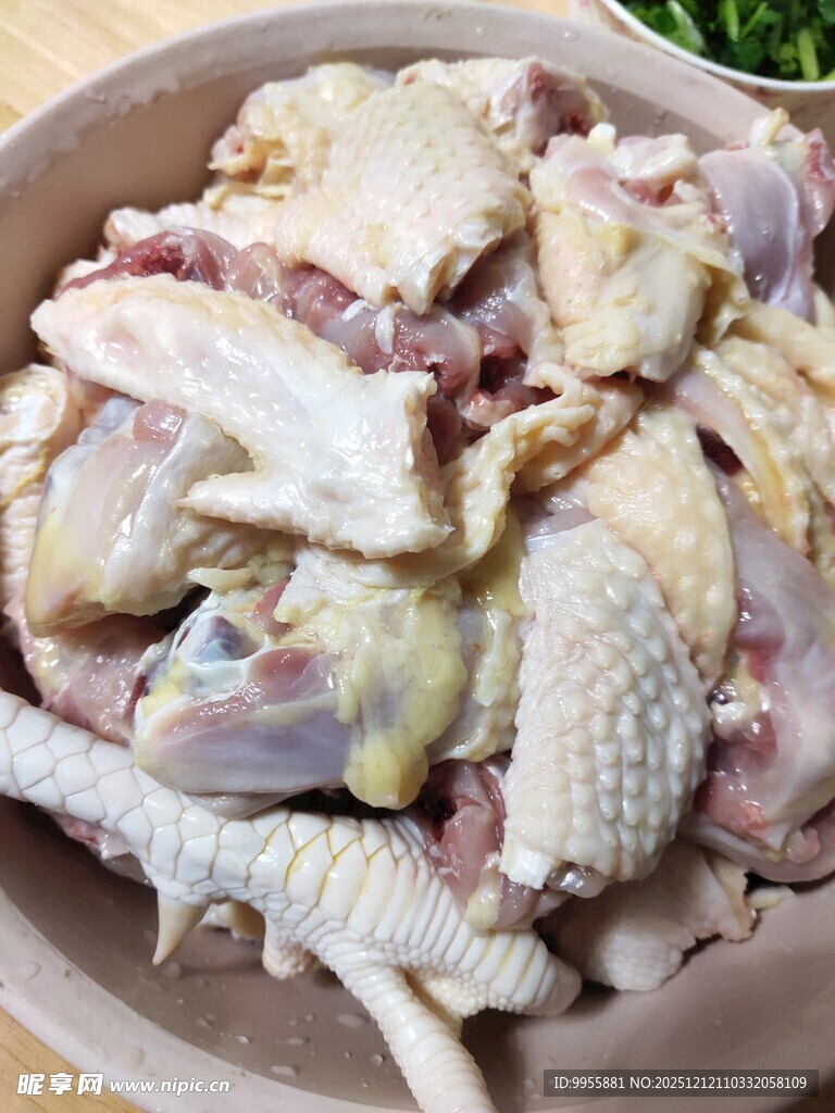 新鲜生鸡肉切块