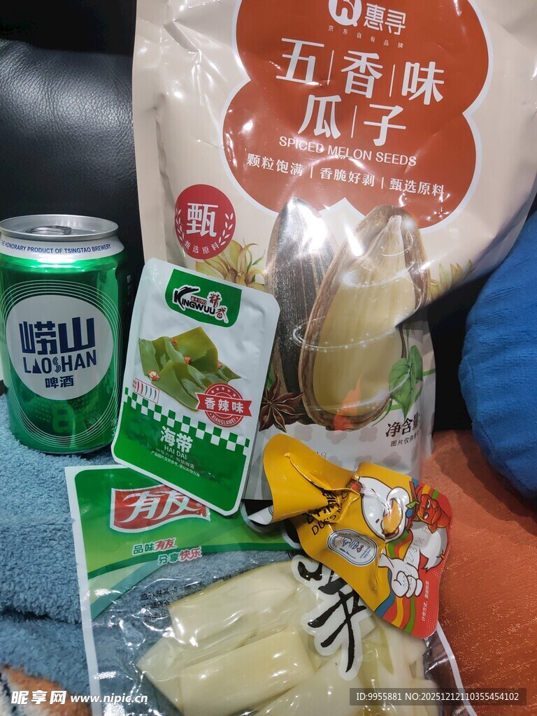 多样零食组合展示