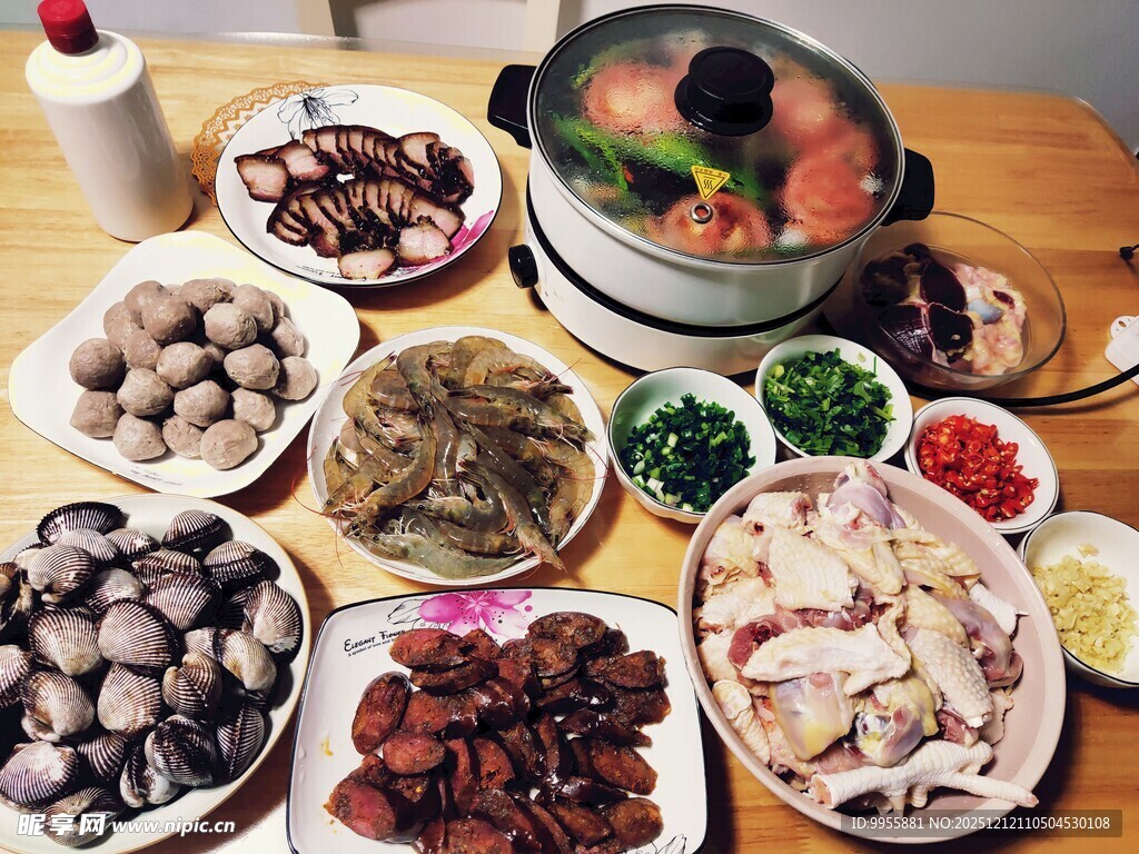 丰盛火锅食材摆满一桌
