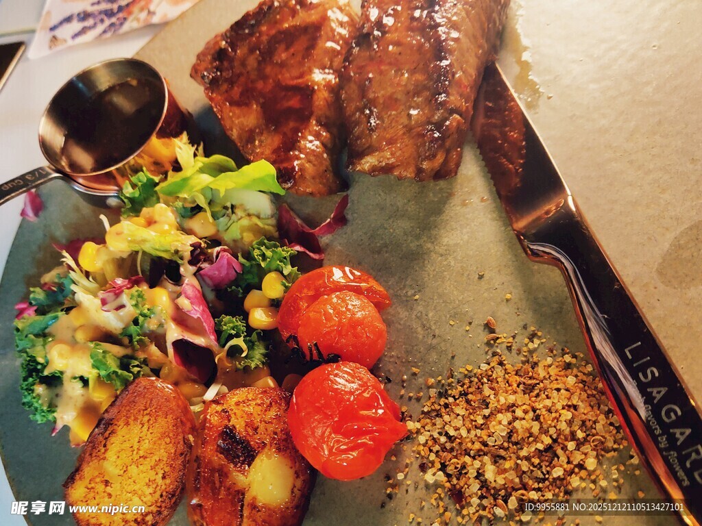 美味牛排多彩沙拉