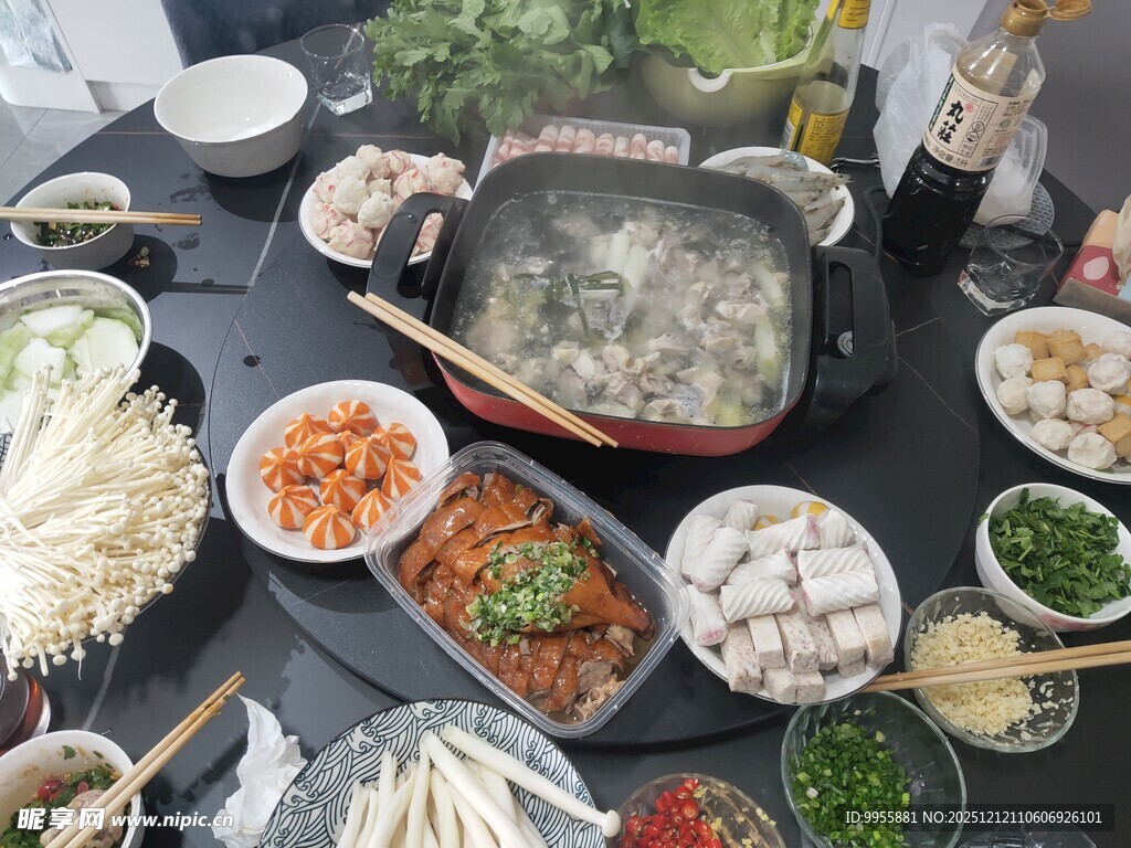 丰盛火锅食材摆满一桌