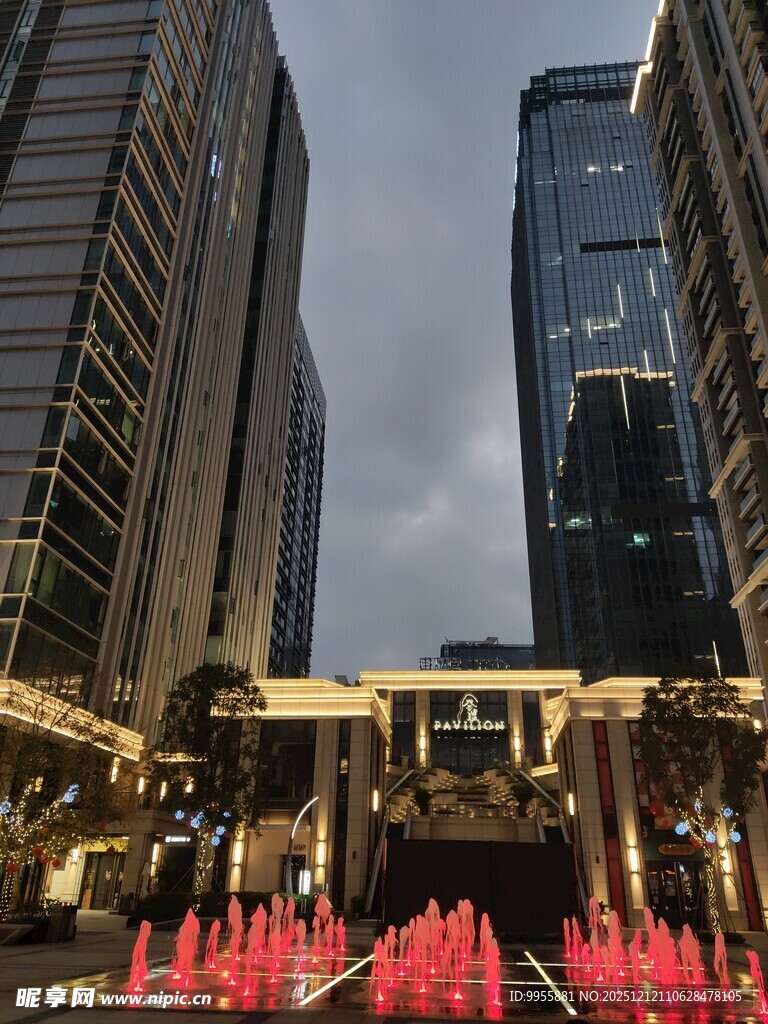 都市夜景下的璀璨建筑景观