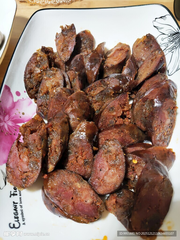 美味卤制香肠切片展示