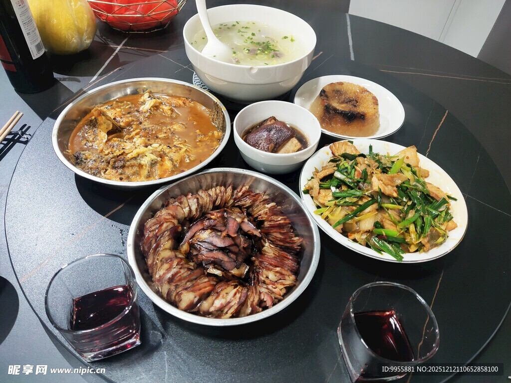 丰盛多样的美味家常菜