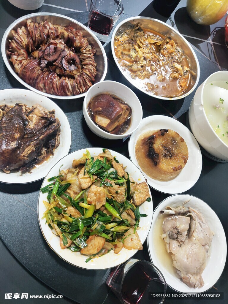 丰盛中式菜肴摆桌