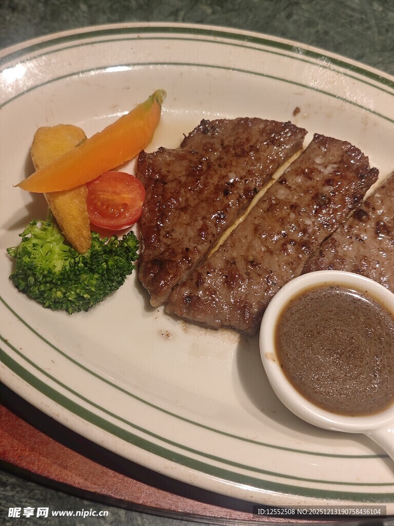 美味牛排配蔬菜与酱汁
