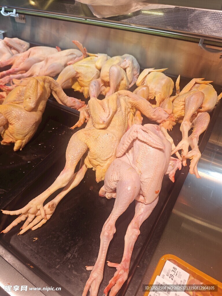 新鲜待售的整只鸡