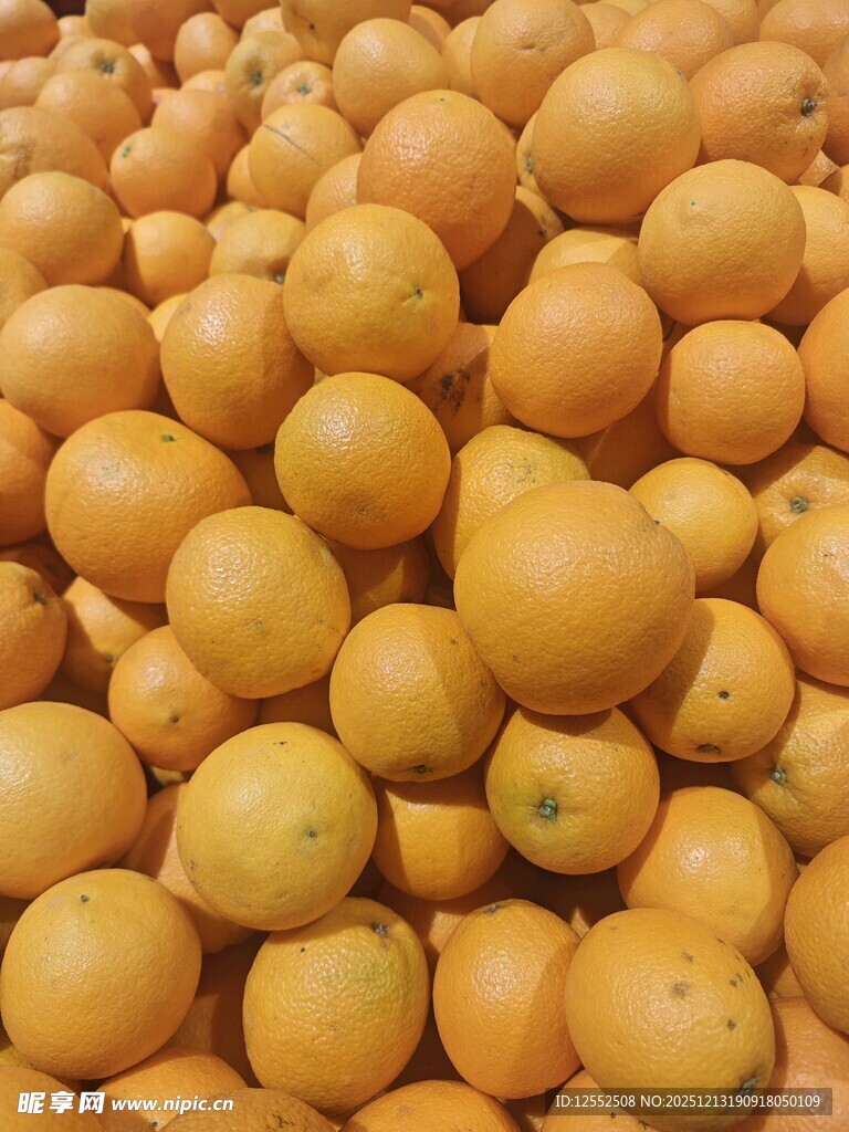 大量饱满橙子堆成小山