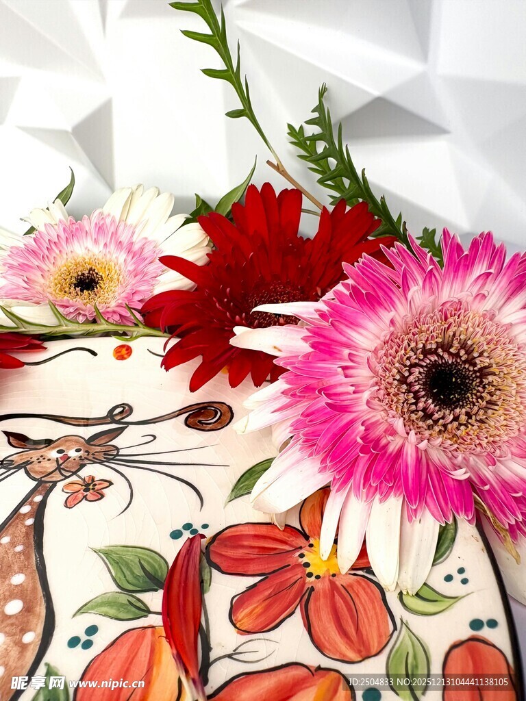 多彩花卉装饰于艺术盘上