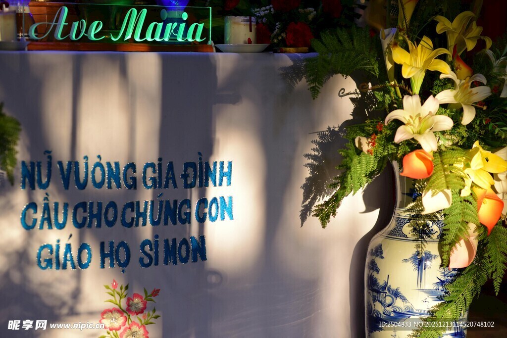 花瓶旁的多彩花卉