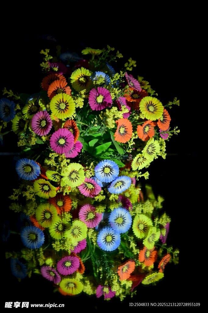 多彩花卉装饰的独特造型