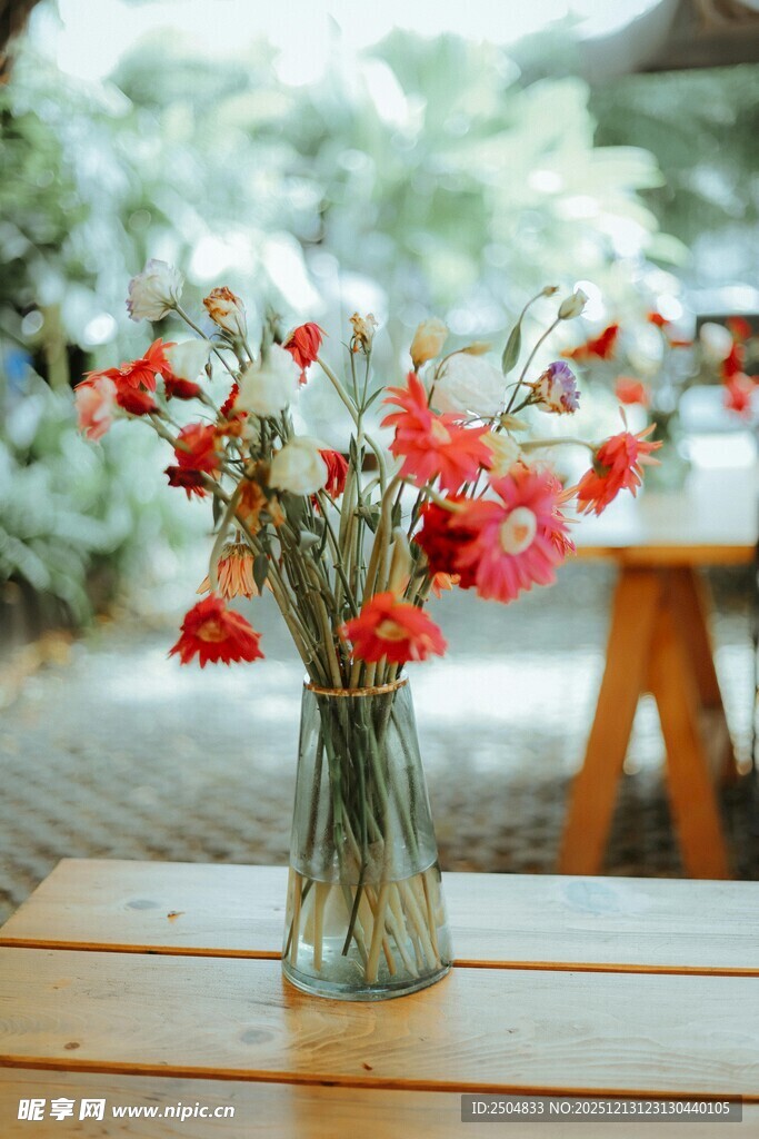 花瓶中盛放的艳丽花朵