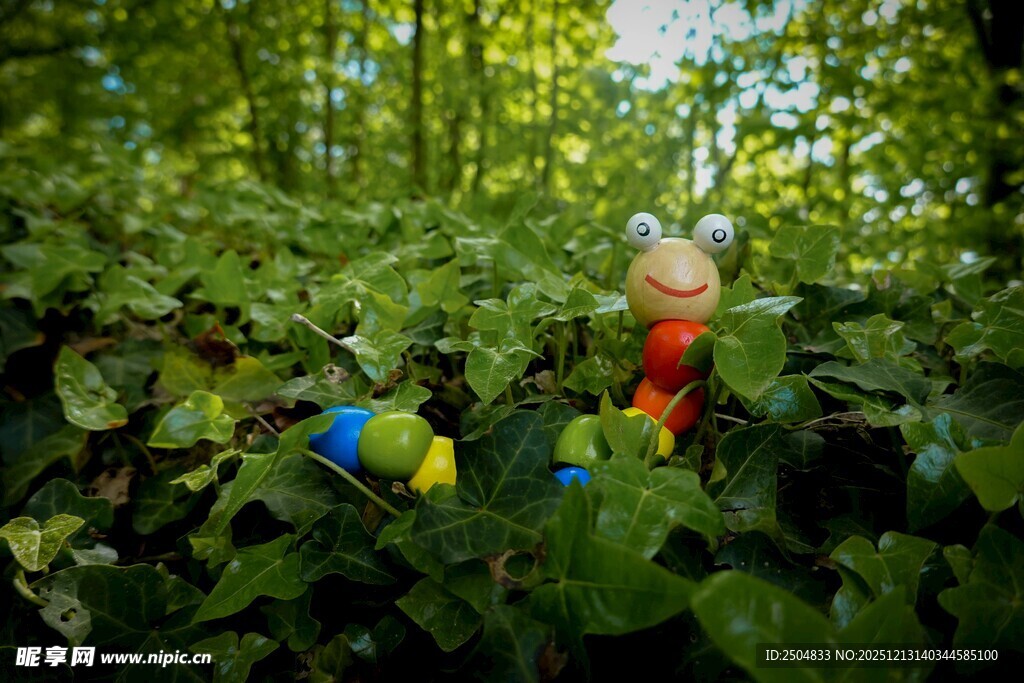 丛林中的多彩玩具人偶