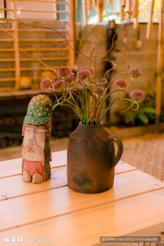 桌上绿植与可爱摆件