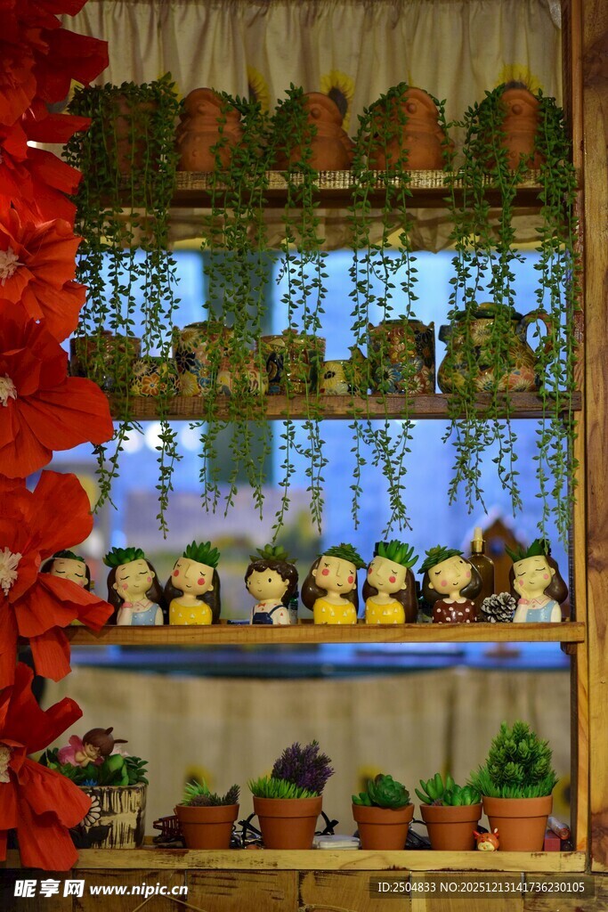 可爱玩偶陈列于多彩架子上