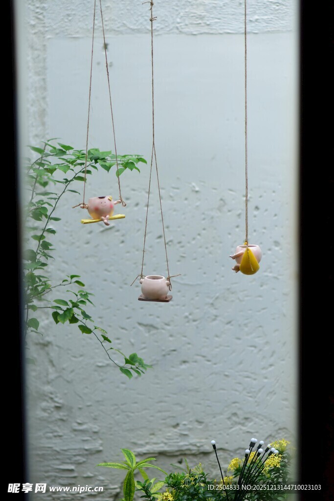 窗前悬挂的多彩风铃