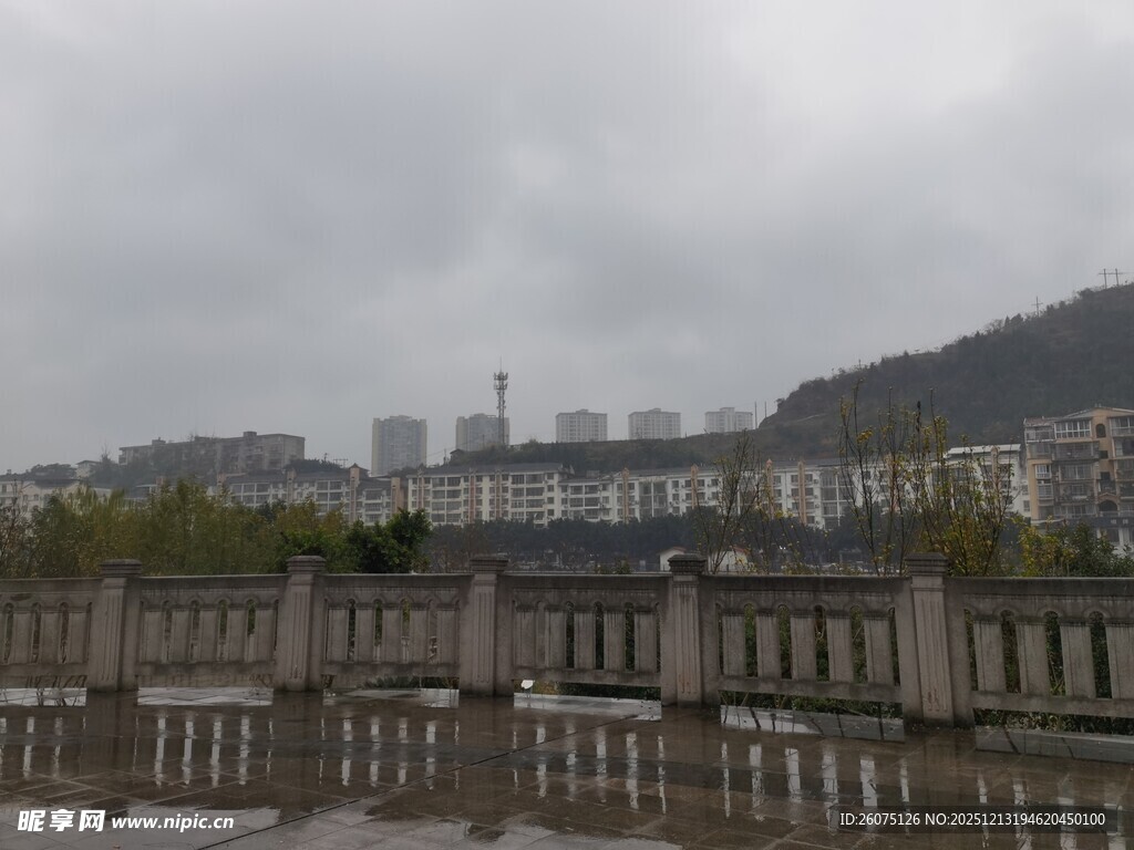 阴天城市远景建筑群