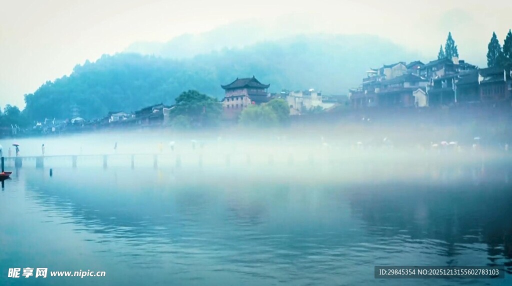 湖光山色间的朦胧美景