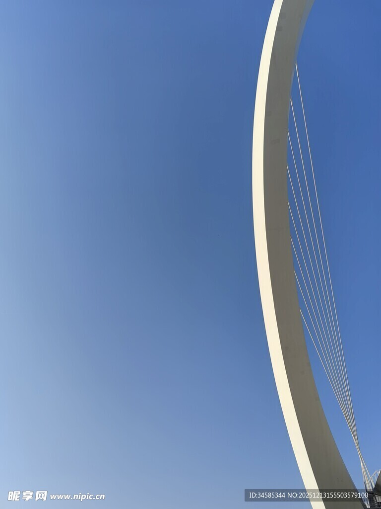 弧形桥梁与蓝天美景