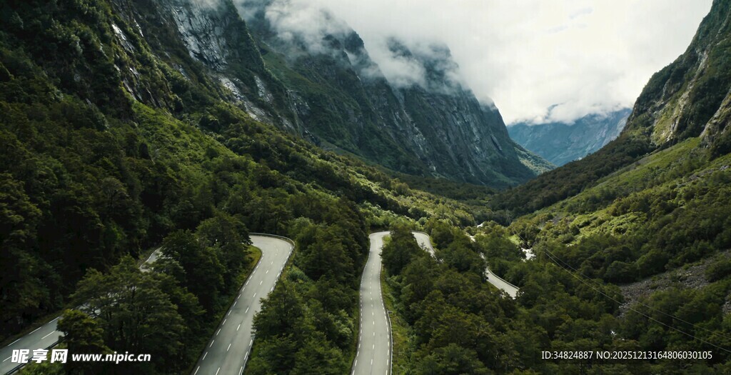 山间蜿蜒公路绿意盎然