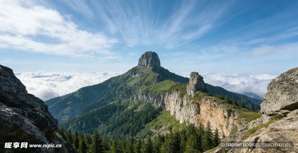 巍峨山峰映于蓝天白云间