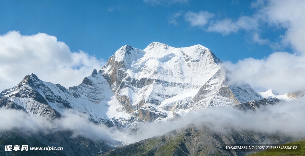 巍峨雪山云雾缭绕