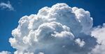 蓝天下的蓬松大云朵