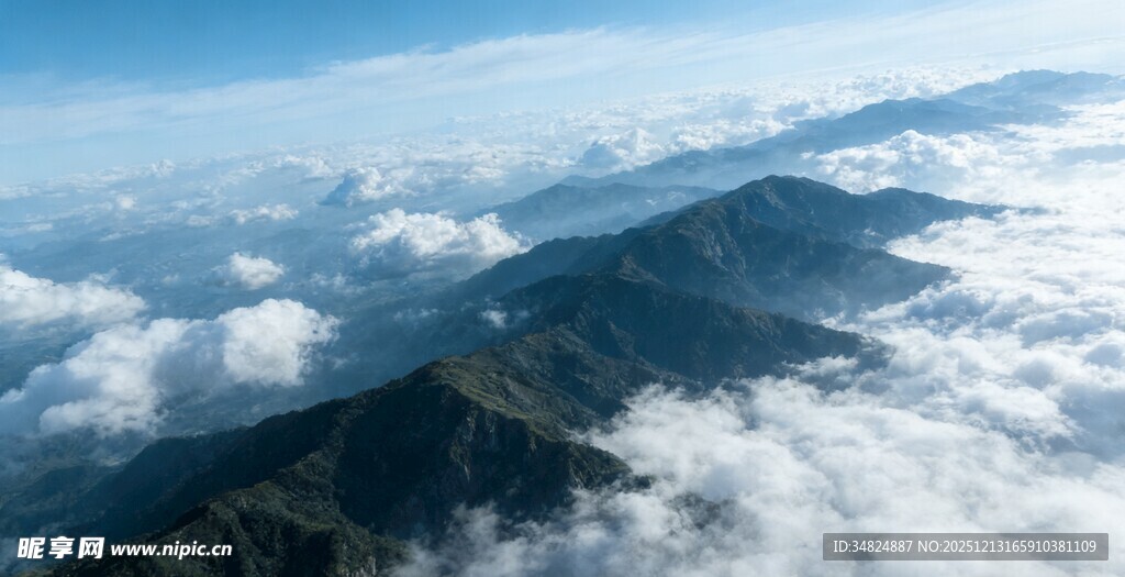 俯瞰云海中的连绵山脉